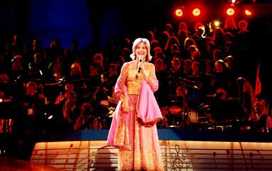 Olivia Newton-John Carols by Candlelight. Photo Jenny Nolte